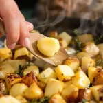 Ajoutez ceci aux pommes de terre pendant la cuisson : elles deviennent plus moelleuses et parfumées